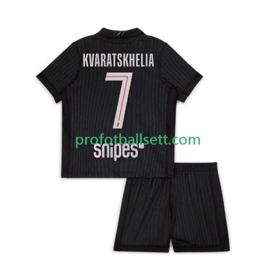 Fotballdrakt Paris Saint-Germain Khvicha Kvaratskhelia 7 Barn Fjerdekit 2025-2026 Kortermet