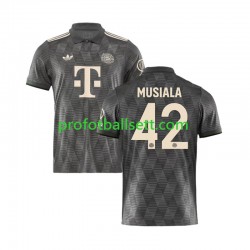 Fotballdrakt FC Bayern München MUSIALA 42 Octoberfest Herre Fjerdekit 2024-2025 Kortermet