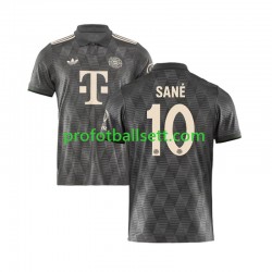 Fotballdrakt FC Bayern München SANE 10 Octoberfest Herre Fjerdekit 2024-2025 Kortermet